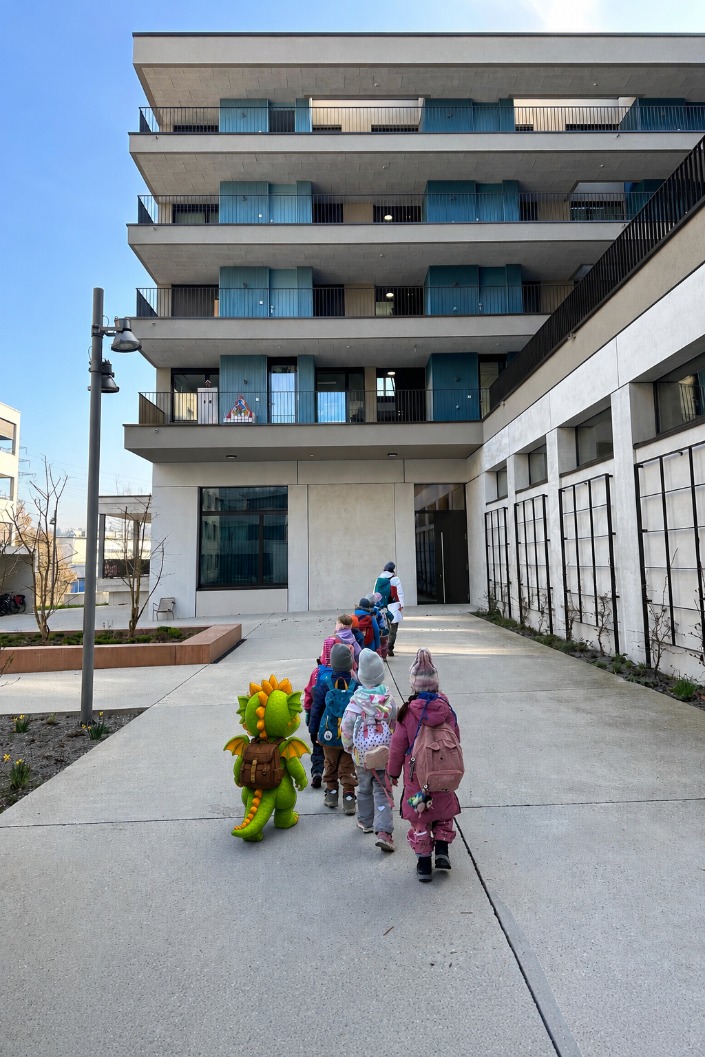 Fauchi begleitet die Kinder auf dem Weg zu LoWi Kids